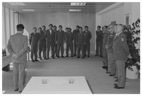 Hubschrauberpiloten vom Bundesheer bei Landesrat Gasser