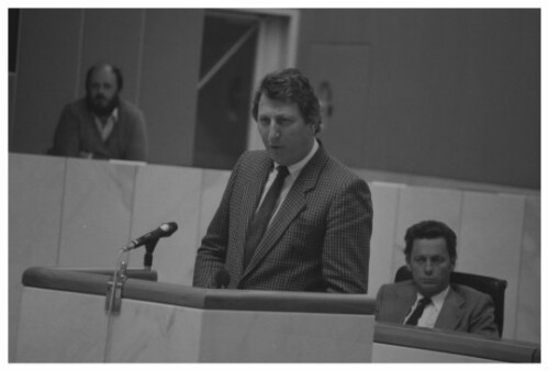 Landtag Rednerpult: Landesrat Mayer