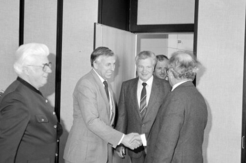 PV Scheckübergabe an Landeshauptmann