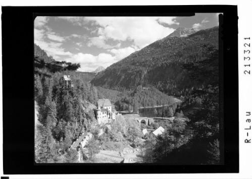 [Schloss Fernstein am Fernsteinsee gegen Sonnenspitze]