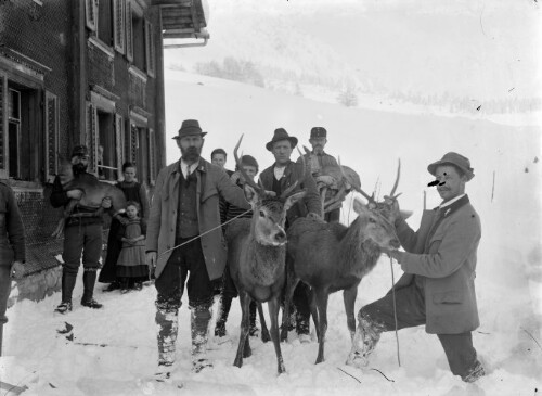 Personengruppe im Winter mit Wild