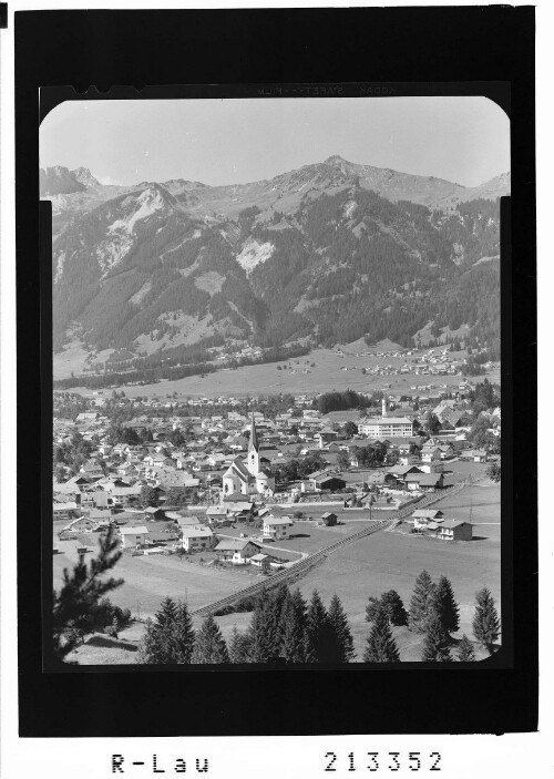 [Reutte in Tirol gegen Gaichtspitze und Hahnenkamm]