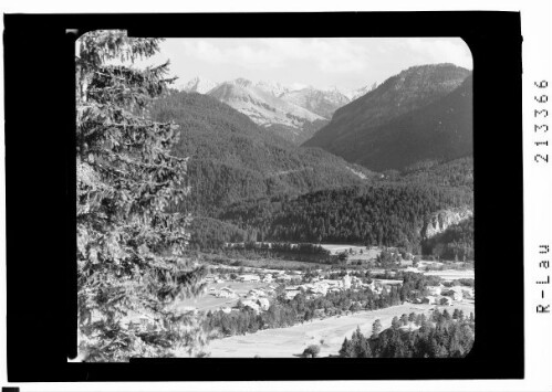 [Weissenbach im Lechtal gegen Roten Stein und Loreakopf]