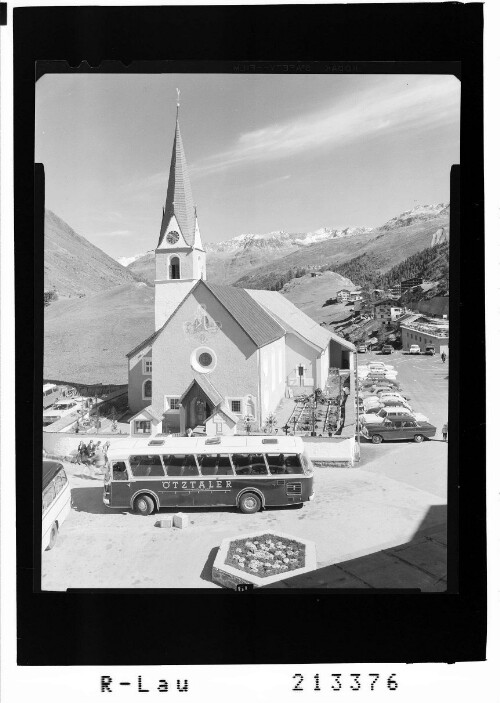 Obergurgl Ötztal Tirol : [Kirche in Obergurgl gegen Stubaier Alpen mit Wannenkogel]