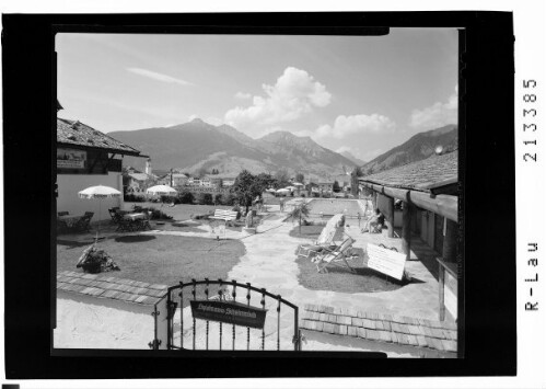[Schwimmbad des Hotels Spielmann bei Ehrwald in Tirol mit Blick zum Grubigstein und Thaneller]