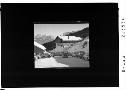 Gasthof - Pension Hochälpelelift, Bödele ob Schwarzenberg, Vorarlberg : [Bödelestrasse mit Gasthof und Basisstation Hochälpele Lift gegen Widderstein und Kanisfluh]