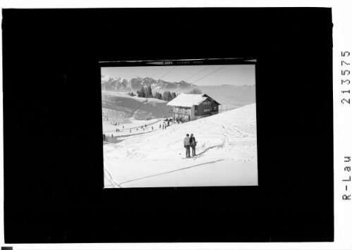 Furx ob Laterns, Peterhof und Skilift, Vorarlberg gegen Schweizer Berge : [Skigebiet Furx mit Gasthaus Peterhof gegen Alpsteingruppe]