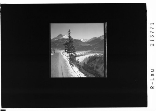 [Blick von der Gaichtpaßstrasse auf Weissenbach im Lechtal mit Thaneller und Loreagruppe]