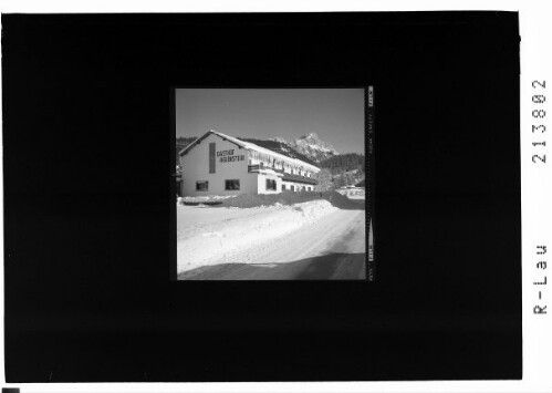 [Gasthof Aggenstein in Haldensee im Tannheimertal mit Blick zum Gimpel und zur Roten Flüh]