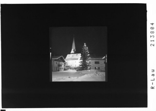 [Pfarrkirche in Breitenwang bei Reutte in Tirol mit Weihnachtsbeleuchtung]
