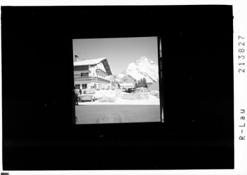 [Hotel Tirolerhof in Warth mit Blick zum Biberkopf]