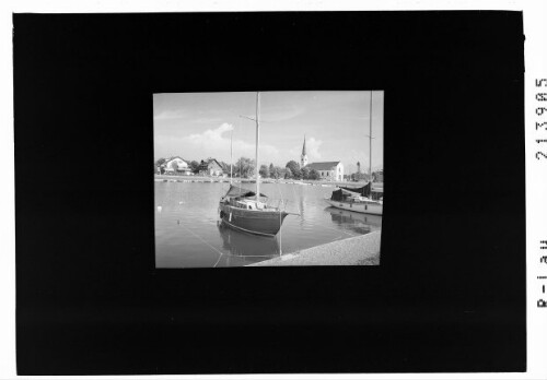 [Bootsanlegestelle in Hard am Bodensee mit Pfarrkirche]