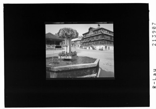 Dorfbrunnen Schwarzenberg Bregenzerwald, Vorarlberg : [Kirchplatz in Schwarzenberg im Bregenzerwald mit Gasthof Hirschen]