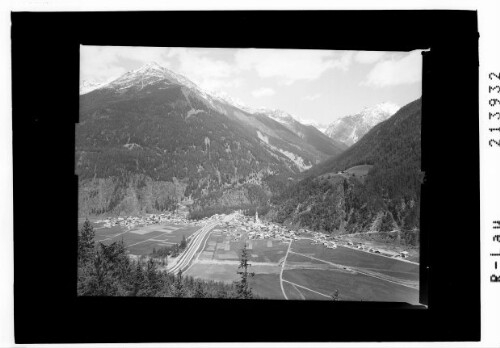 [Längenfeld im Ötztal mit Blick in's Sulztal / Tirol]