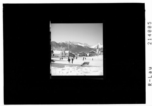 [Eislaufplatz in Serfaus in Tirol mit Blick zum Glockturmkamm]