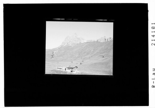 [Gasthof Jägeralpe in Hochkrumbach bei Warth mit Blick zum Widderstein]