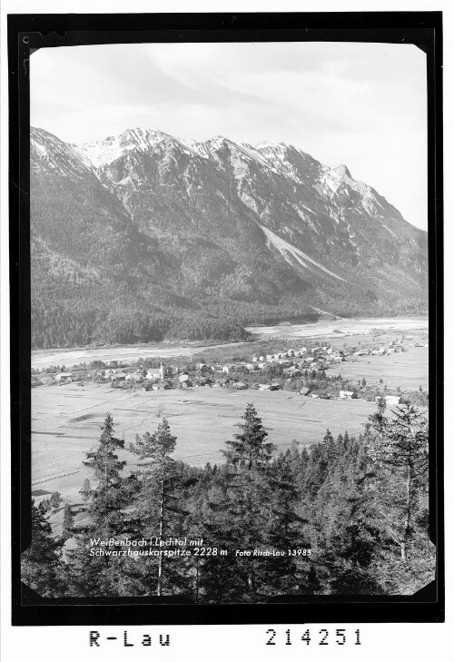 Weissenbach im Lechtal in Tirol mit Schwarzhanskarspitze 2228 m