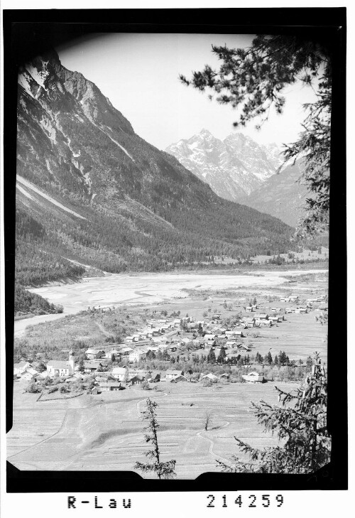 Weissenbach im Lechtal mit Klimmspitze 2456 m und Schwellenspitze 2494 m