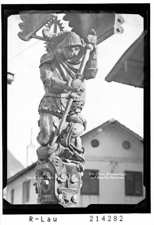 Ötz in Tirol / Brunnenfigur auf dem Dorfbrunnen