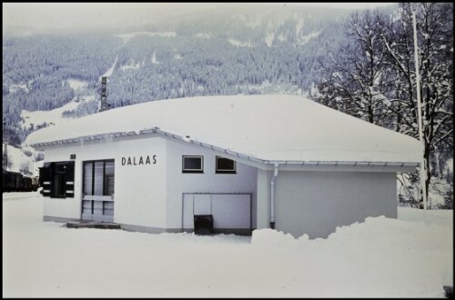 [Dalaas, neues Bahnhofgebäude im Winter]