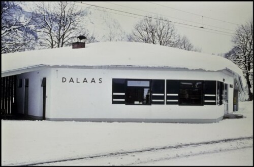 [Dalaas, neues Bahnhofgebäude im Winter]