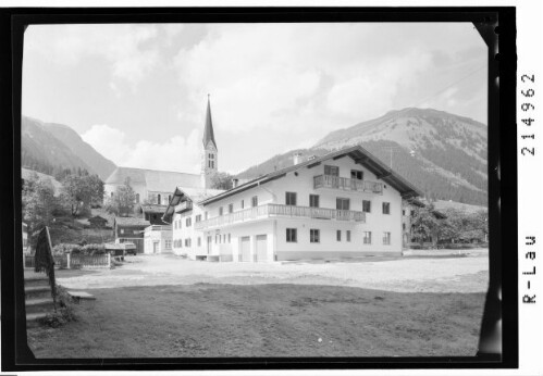 [Kaufhaus Hammerle in Holzgau im Lechtal gegen Jöchlspitze]