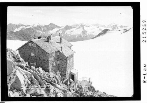 Brandenburger Haus 3272 m mit Blick auf die Ötztaler Alpen