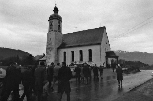 [Langenegg, Kirche Unserer Lieben Frau und Kriegerdenkmal]