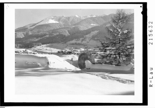 [Blick von Arzl im Pitztal gegen Wald mit Hahnenkamm]