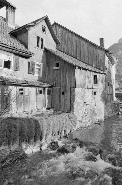 [Hohenems, Häuser am Emsbach Richtung Emsreute]