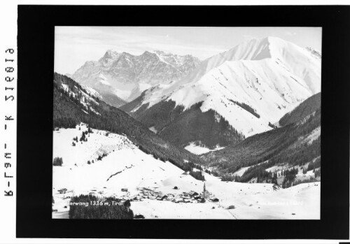 Berwang 1336 m, Tirol : [Berwang mit Blick zur Zugspitze und Bleispitze]