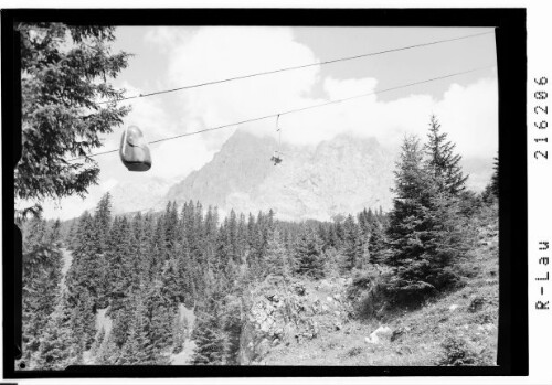 [Sessellift Ehrwalder Alm bei Ehrwald gegen Wetterstein Gebirge / Tirol]