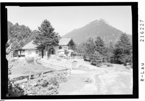 Imst in Tirol, Jausenstation Sonneck mit Tschirgant 2372 m : [Gasthof Sonneck in Hochimst bei Imst mit Tschirgant]