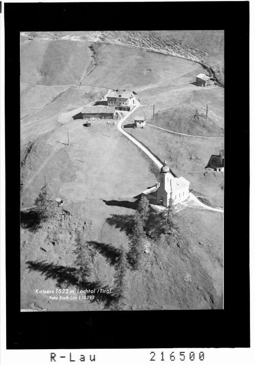 Kaisers 1522 m, Lechtal / Tirol : [Pfarrkirche und Edelweisshaus in Kaisers]