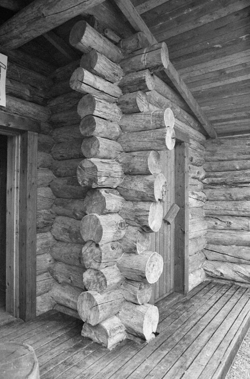 [Blockhaus aus Holz]