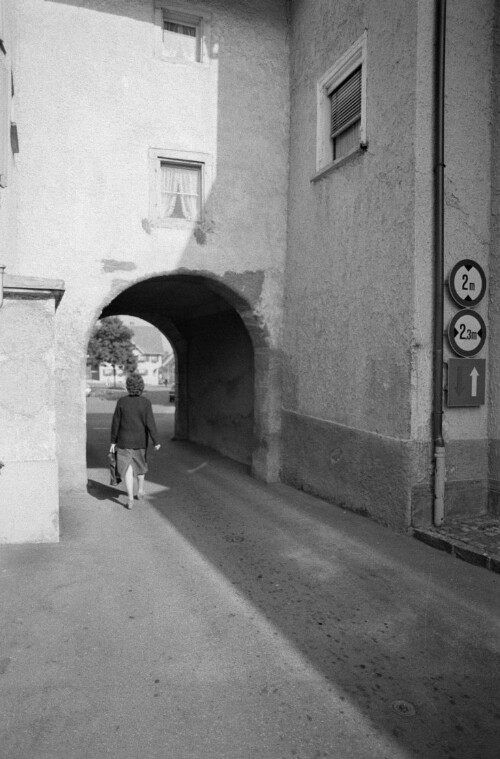 [Hohenems, Schlossplatz, Torbogen]