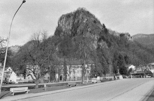 [Hohenems, Schlossplatz Richtung Schlossberg]