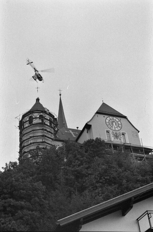 [Rankweil, Kreuzanbringung auf dem Turm der Liebfrauenkirche per Hubschrauber]