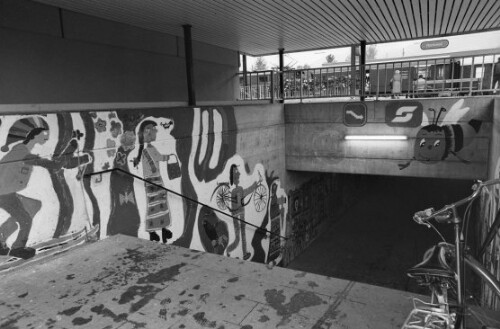 [Lehrer Heiner Linder gestaltet mit Schülern die Bahnhofsunterführung in Rankweil]