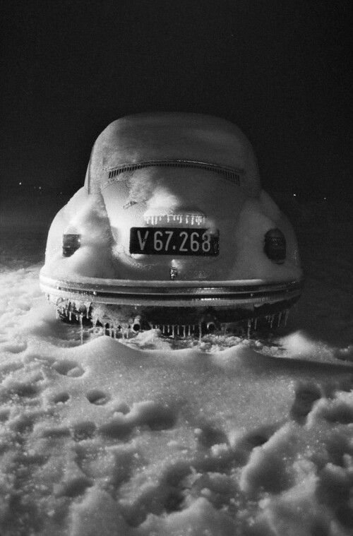[Winter 1979, eingeschneiter VW-Käfer]