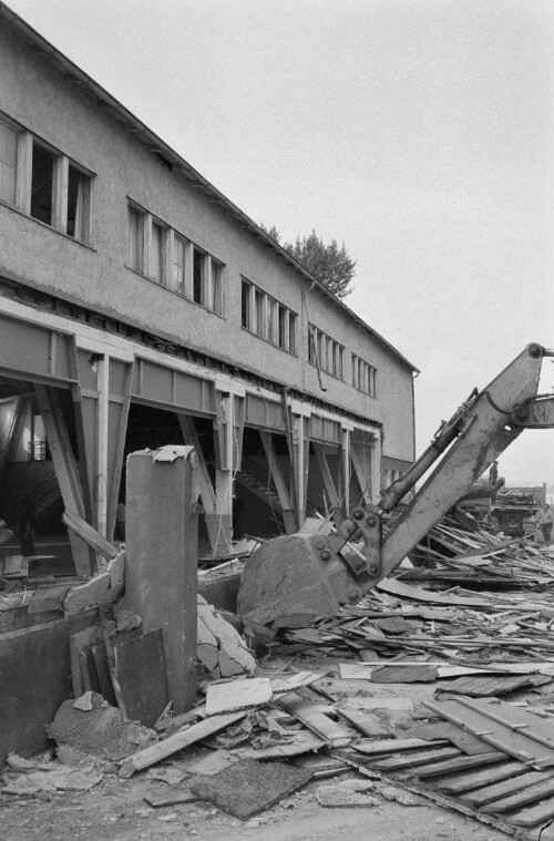 [Bregenz, Abbruch der Sporthallen]