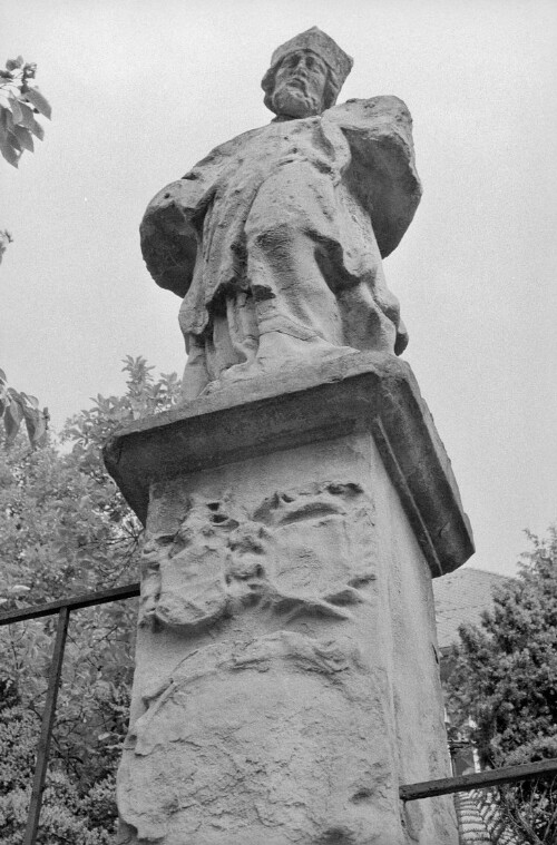 [Gebhardstatue]