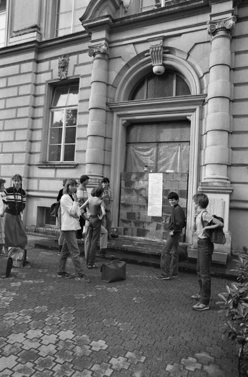 [Dornbirn Bundesgymnasium, zugemauertes Eingangstor]