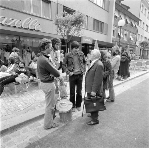 [Bregenz, Folk Sänger in der Kaiserstraße]