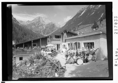 [Schuhplattlergruppe vor der Latschenhütte im Malchbachtal bei Imst in Tirol mit Blick zum Muttekopf]
