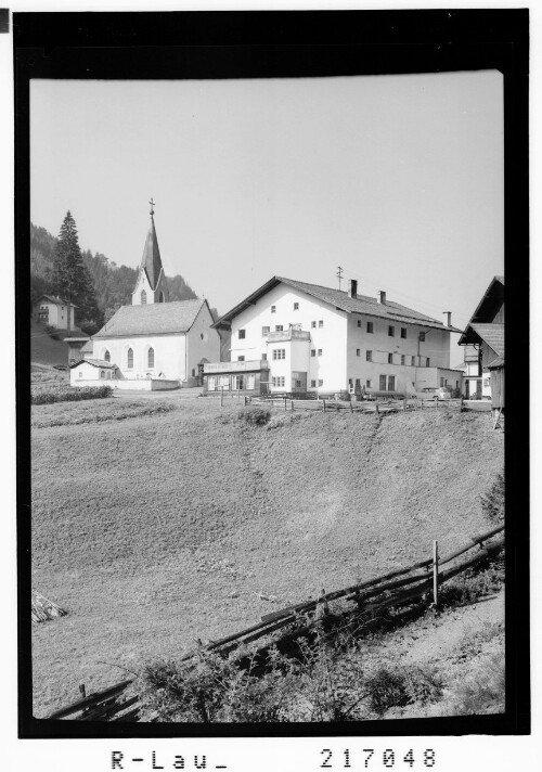 [Kirche und Gasthof Kronburg in Kronburg bei Zams / Tirol]