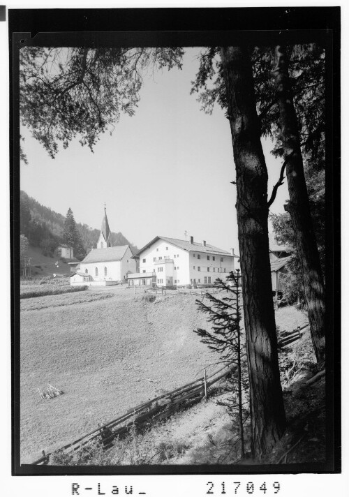 [Kirche und Gasthof Kronburg in Kronburg bei Zams / Tirol]