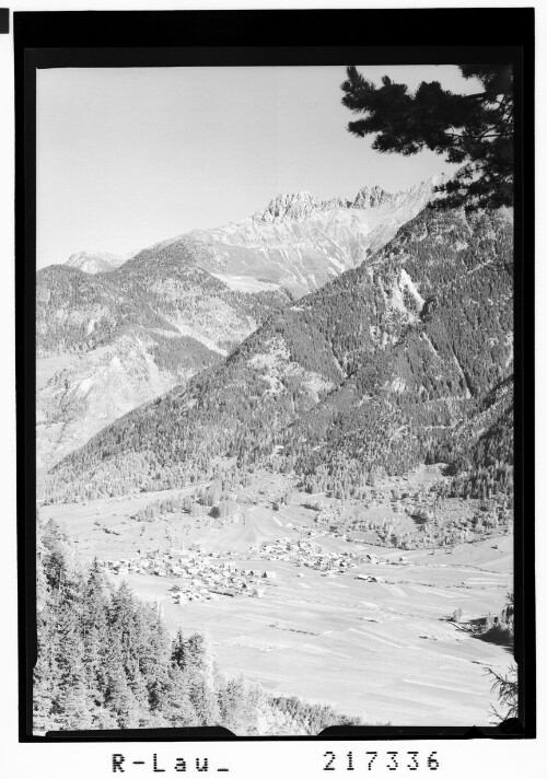 [Blick auf Umhausen im Ötztal mit Acherkogel und Hochbrunnachkogel]