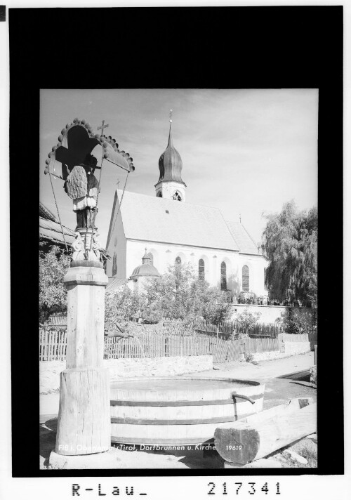 Fiss im Oberinntal / Tirol / Dorfbrunnen und Kirche