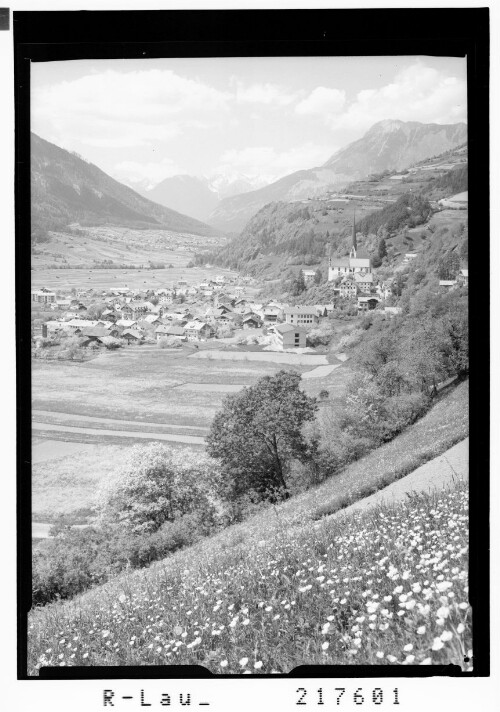 [Ötz im Ötztal gegen Lechtaler Alpen und Tschirgant]